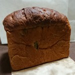 kame-pan - 【抹茶と小豆のマーブル食パン】
            焼き目はこんがり。
            この見た目では分かりませんが、切ると驚きの断面。