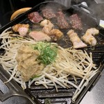 焼肉ホルモン 坂上 - 黒ダレ5種