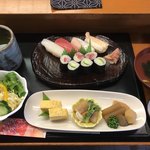 弥助寿司 - すし定食＝１０００円 税別
※ランチ限定メニュー
