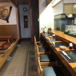 弥助寿司 - 店内を入り口からパシャ
平日の１１時４０分