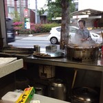 八幡屋 - 焼き場の外にはお持ち帰りのお客さん、立ち飲みもOK