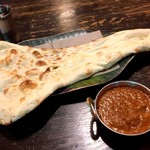 インド食堂ビジエさんのカリー屋1丁目 - チキンカレー（4辛）＋プレーンナン