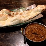 インド食堂ビジエさんのカリー屋1丁目 - ダルカレー（3辛）＋プレーンナン（はんぶん）