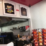 Pink's Hot Dogs - 店内