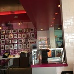 Pink's Hot Dogs - 店内