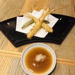 juuwarisobamotoya - 高麗人参の天ぷら。5〜6年物でオーナーが韓国で直接買い付けているらしい。お芋みたいな食感が意外。