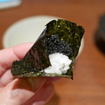 鳥茂 - キャビアおにぎり 三代目から手渡し