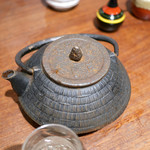 鳥茂 - 鉄瓶で日本酒を