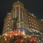 ドリーマーズ・ラウンジ - （2011/12月）夜の東京ディズニーランドホテル外観です。