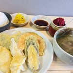 Hirofukuhorumon - ホルモン天ぷらセット！ホルモン天ぷらにお野菜の天ぷら！もちろんホルモン汁に白飯ついてきます！おいしさ楽しめるセットです！
