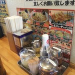 椿ラーメンショップ - カウンター席上の調味料と仲間達