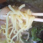 横浜家系ラーメン 鶴乃家 - 中太麺はもっちり