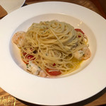 ４STYLE - ランチ(ALL850円)の日替わりパスタは海老とトマトのペペロンチーノ♪
                        パスタは細めの麺で丁度いい感じに茹で上がってて、ぷりぷりのエビとミニトマトの酸味、バジルと大蒜の効いたソースが絡んで美味しい！