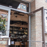 TOSCANA CAFE & WINE BAR - テラス席から店内を望む。