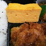 塚田農場 - 夢創鶏チキンカツと塚だま出し巻きのお弁当 860円、極厚のだし巻き玉子