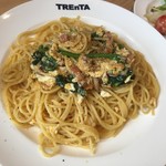 TREnTA - 普通盛り ベーコンと卵とほうれん草のパスタ