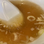 広ちゃん飯店 - 「中華スープ」接写。味わいの中で中心となり目立って迫ってくる動物感は、飽くまでも鶏がらであろう。そこに刻みネギを落としただけの実にシンプルな「中華スープ」である。極々普通に、かつ、丁寧に煮出されたスープだ。