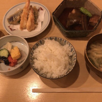 飯家くーた 銀座七丁目店 - 本日の煮魚、てんぷら盛り合わせ 飯家くーた 銀座七丁目店 - 本日の煮魚、てんぷら盛り合わせ