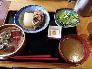 Gonkichi - 和牛タタキ味噌漬け丼とブリ大根全景