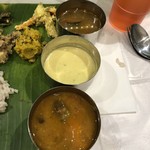 カレーリーブス カフェ＆レストラン - サンバルラッサム そして冬瓜とヨーグルトのカレーモルカレー
      クリーム色の酸味強いが癖になります