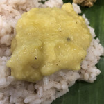 カレーリーブス カフェ＆レストラン - ふっくらインド赤米の上にかけるパリップカレー 豆とココナッツのカレー ギーをかけるか聞かれます