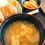 Ton Kyuu - 新玉葱と油揚げの味噌汁＆お漬物ｗ
