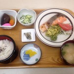 ななっこ - ななっこおまかせ定食。５００円。山菜の天ぷらもありました。