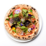イタリアンカフェ ぶどうの木 - 料理写真:自社農園で収穫された野菜やエディブルフラワーをはじめ、摘みたて素材をふんだんに使ったピッツァ