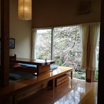 旬味処 大多喜 - 店内の雰囲気。外の桜は満開でした