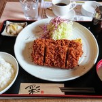 まるいち亭 - ランチ・ダブルかつ定食(1500円)
            ※手前ひれかつ、奥とんかつ。