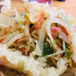 大地のうどん - 緑黄色野菜がいっぱい（肉掻き揚げうどん）