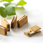 洋菓子工房ぶどうの森 - 料理写真:代表商品の「緑のぶどうのクリームサンド」