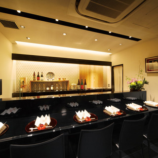 Enjoy conversation with the chef in a sophisticated space that combines Japanese and Western styles.
