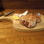 ラ プランシュ - 富士幻豚Ｔボーンステーキと付け合せの肉