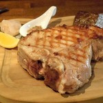 ラ プランシュ - 富士幻豚Ｔボーンステーキと付け合せの肉