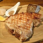 ラ プランシュ - 富士幻豚Ｔボーンステーキと付け合せの肉