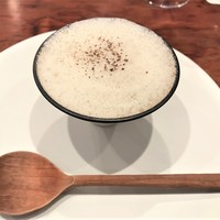 御影 ジュエンヌ - 新キャベツのスープにパルメザンチーズのカプチーノ