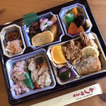 Okowa Yoshiki - お花見用に1,500円で特注した弁当 桜のおこわも入ってました。