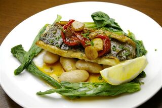 スペイン食堂 石井 - スズキのソテーパプリカ風味：白身魚にスペイン産パプリカとガーリックのソースでどうぞ。