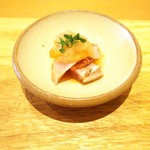 天ぷら たけうち - 銚子の金目鯛、軽く昆布締めして藁で炙って、木の芽おろしと共に