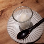 炭火割烹 白坂 - 日向夏のシャーベット　日本酒をかけて