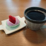 スイーツガーデンヒロヤ - いちご練乳餡大福　200円(税別)
            コーヒーはマイカップで！
            ちょっと渋い感じが素敵で使ってます❣️