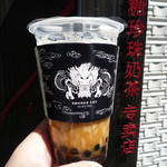 茶來茶 - 黒糖タピオカミルクティー・ICE（鉄観音） 555円