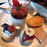 THE GATEHOUSE - いちごのブランマンジェから左回り
                    ストロベリーチーズポップ、ルビーショコラのタルト、マドレーヌ