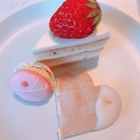 THE GATEHOUSE - ストロベリーショートケーキ、チェリー&バニラマカロン、ラズベリーとホワイトチョコレートのサブレ