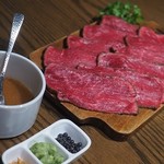 焼肉×バル マルウシミートZ - 一度焼き目が付いた後お店でスライスしてくれます