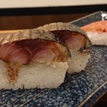 季節の肴と酒処 大くぼ - 鯖棒寿司2貫（580円）