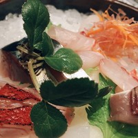 イムリ - 刺身に^ - ^
                    5種盛り。
                    半額となり1700円。