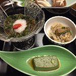 Hoterunimitoya - 前菜は芽かぶもずく、山菜の煮物、蓬豆腐