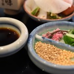 とん唐てん - 生親子丼　桜バージョン(薬味や漬物)